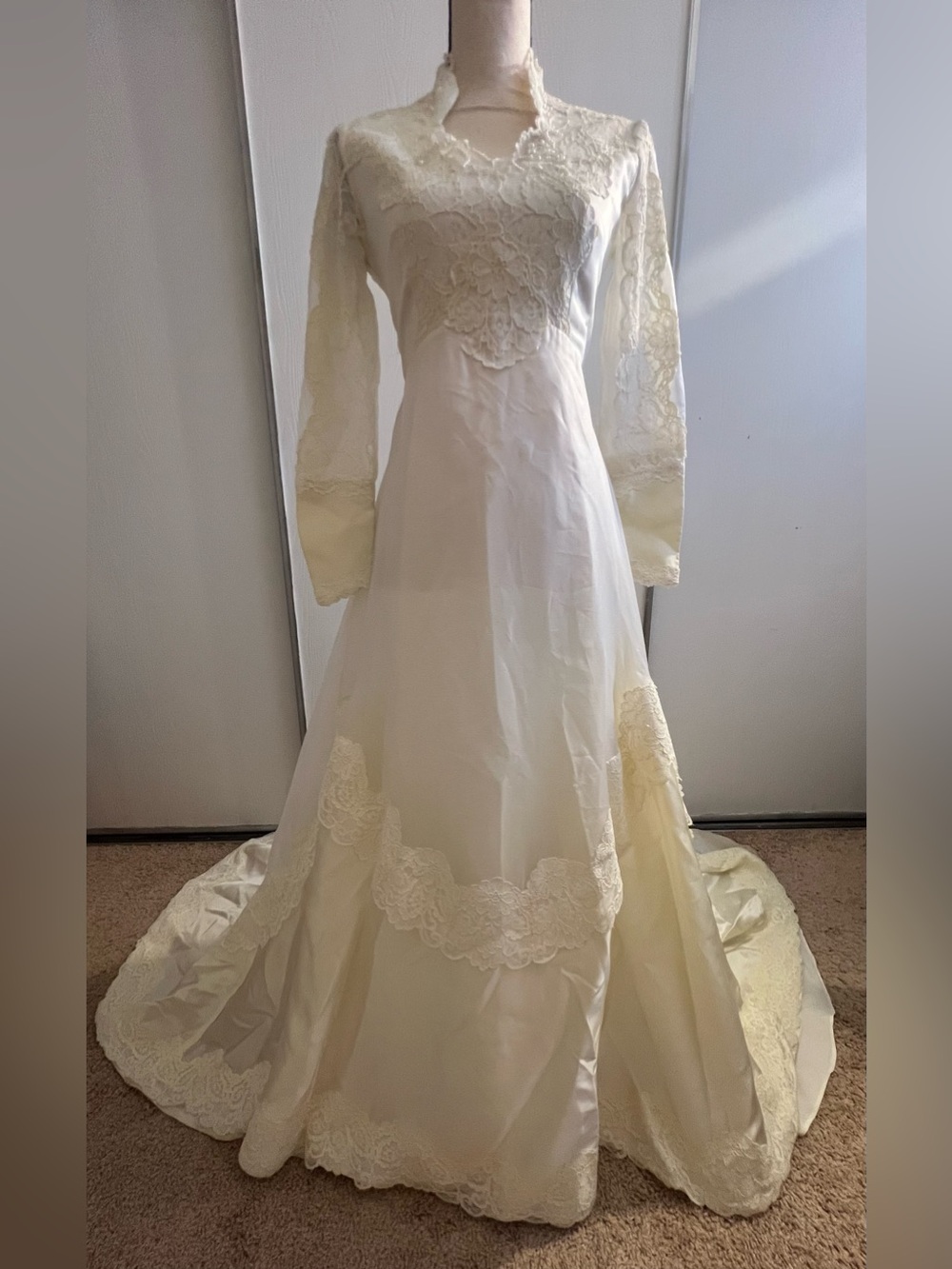 Vintage 1970s Ivory Lace Long Sleeve Wedding Dress with Train, double lined